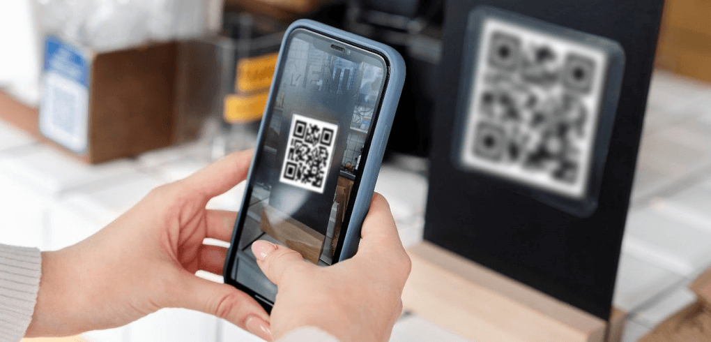Customers quickly scan the QR code to order at the table